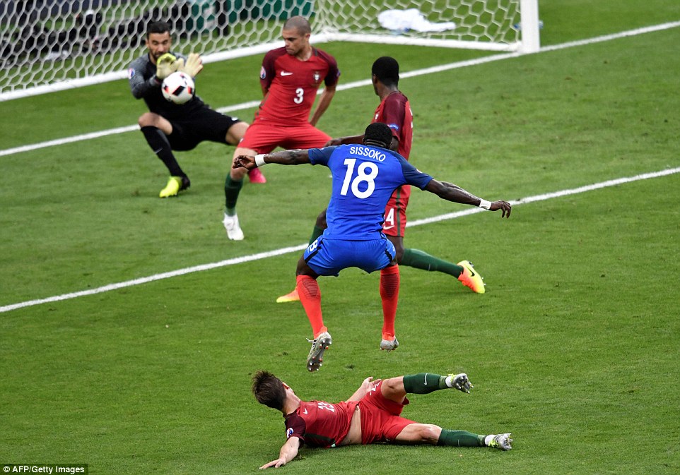Dù thi đấu trên sân nhà nhưng Pháp đã không thể giữ chiếc cúp ở lại.